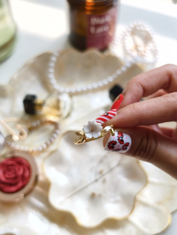 Daisy Whisper Ring